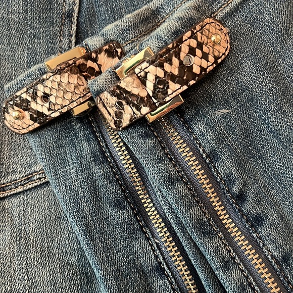 White House Black Market Mid-Rise Snake Trim Ankle Jeans Everyday Soft Sz 2 - Picture 6 of 14